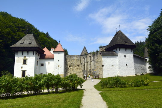 Entrada de la cartuja de Zice vista desde el jard&iacute;n. Eslovenia