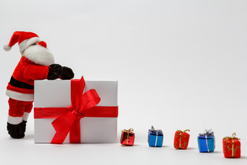 Nikolaus legt Geschenke aus