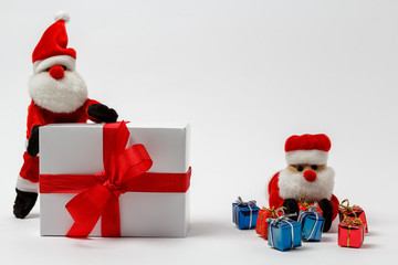 Weihnachtsmänner verteilen Geschenke