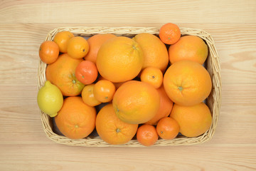 Cesta con naranjas, mandarinas y limones, cítricos