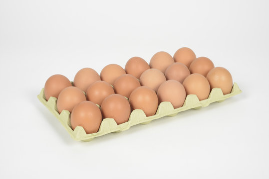 Dieciocho huevos en un cartón