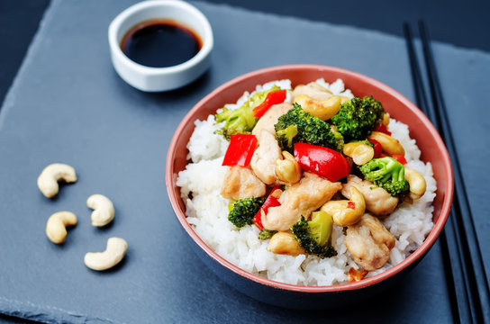 red pepper broccoli cashew chicken stir fry with rice