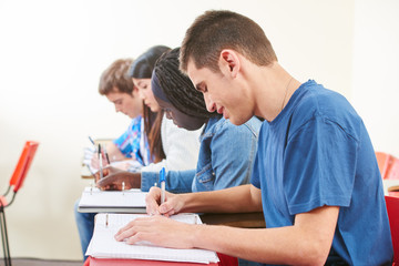 Schüler in High School schreiben mit