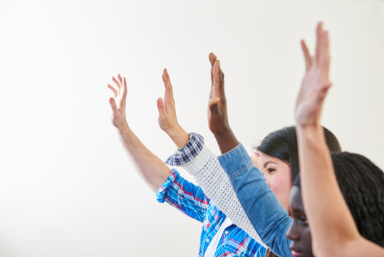 Sch&uuml;ler heben H&auml;nde im Unterricht