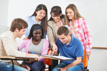 Gruppe Schüler bei Nachhilfe