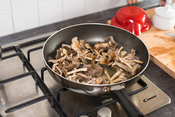 Cucinare funghi in padella, cucina italiana