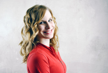 junge Frau mit strahlendem L&auml;cheln