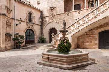 Fototapeta na wymiar Fuente de piedra en una plaza tipica epañola