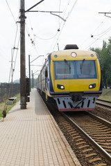 Obraz premium pociąg na torach kolejowych