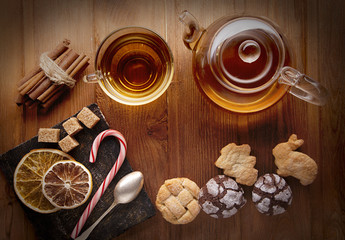 Obraz na płótnie Canvas tea sweet sugar cookies on wooden table (top view)