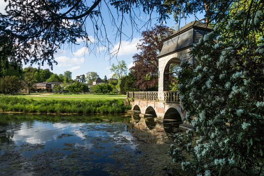Blick in den Garten von Schloss Dyck in J&uuml;chen im Rheinland