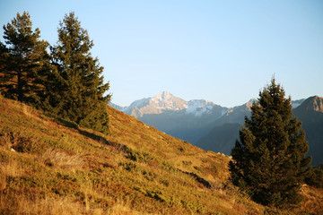 Fototapeta na wymiar Vers les Ecrins du massif de Taillefer. (Isère)