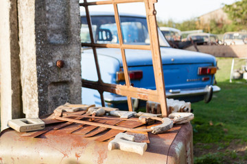 Rostige S&auml;gen mit Oldtimer im Hintergrund