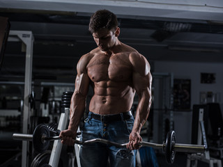 Fototapeta na wymiar Bodybuilder in the gym
