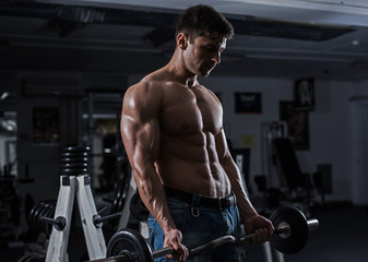 Fototapeta na wymiar Bodybuilder in the gym