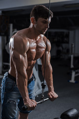 Obraz na płótnie Canvas Bodybuilder in the gym