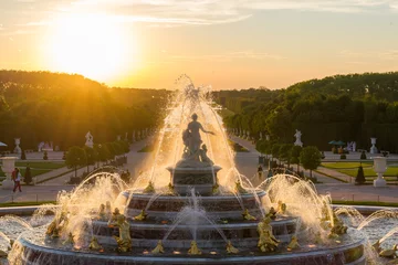 Acrylic prints Fountain Fontaine de Versailles sur un coucher de soleil