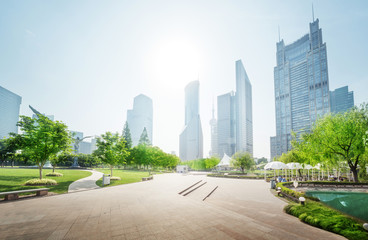 Obraz premium park w centrum finansowym Lujiazui w Szanghaju w Chinach