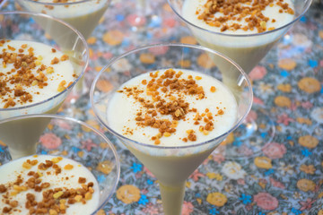 Mousse de limón con almendras sobre bandeja