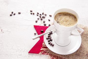 Tasse Kaffee, mit Kaffeebohnen - weihnachtlich