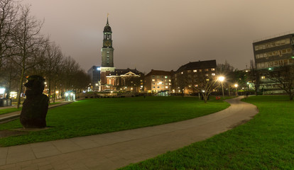 Obraz premium st. michaelis church hamburg germany at night