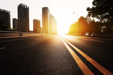 Obraz premium sunlight sky and road by buildings
