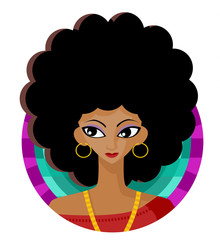 mujer morena con peinado afro
