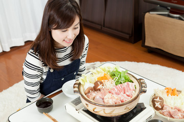 女性　笑顔　食欲　鍋料理　日本料理　鍋パーティ