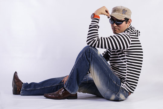 Hombre modelando recostado