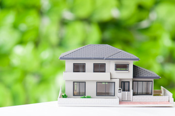 二階建ての家 緑の背景