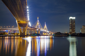 Panele Szklane Podświetlane  Pod widokiem mostu Bhumibol w Bangkoku Tajlandia na nocnej scenie