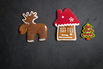 Ozdoby z piernika na kamiennym tle © Patryk Michalski