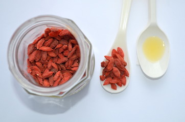 Масло с ягоды Годжи на белом фоне