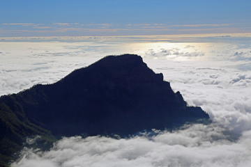 Berggipfel ragt aus den Wolken