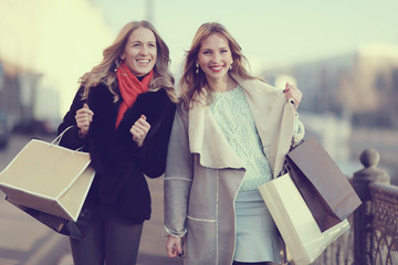 winter shopping trip two girlfriends