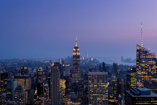 Fototapeta manhattan skyline at dusk seen from a rooftop of manhattan new york city