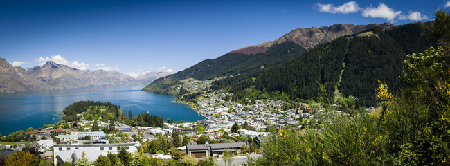 Fototapeta na wymiar Sunny panoramic view of Queenstown on New Zealand's South Island