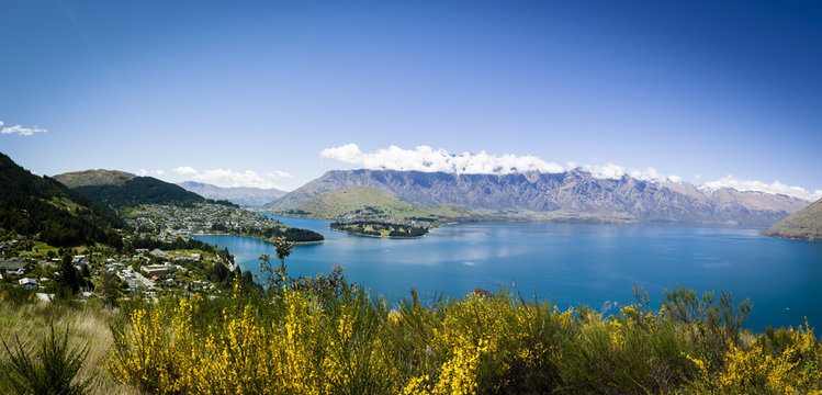 Sunny panoramic view of Queenstown on New Zealand's South Island © Zstock