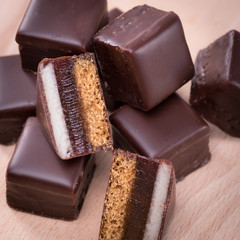 Dominosteine gehäuft auf einer Holztafel