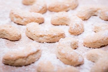 Weihnachtsgebäck mit Puderzucker bestäubt