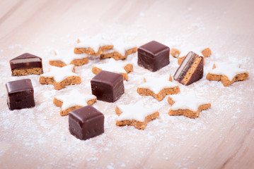 Weihnachtsgebäck mit Puderzucker auf Tisch dekoriert