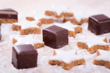 Weihnachtsgebäck auf Holztafel
