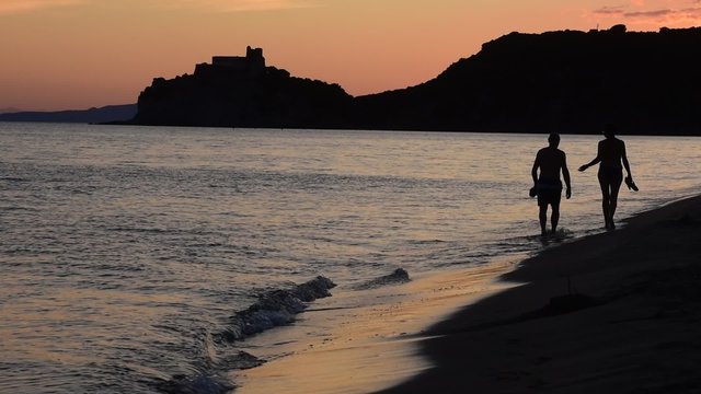Passeggiata sulla spiaggia al tramonto