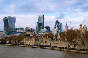 Wieżowce w centrum Londynu nad Tamizą.