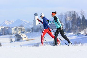 Langläufer vor winterlicher Bergkulisse