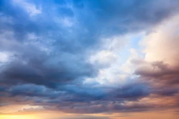 Foto op Plexiglas Hemel Kleurrijke lucht met wolken in de vroege ochtend