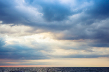 Obraz premium Dramatic morning seascape, colorful cloudy sky