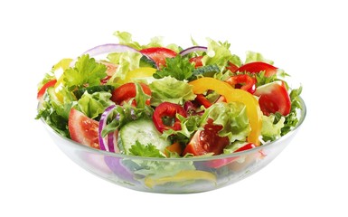 Тарелка с салатом из свежих овощей с грядки приправленным маслом и уксусом