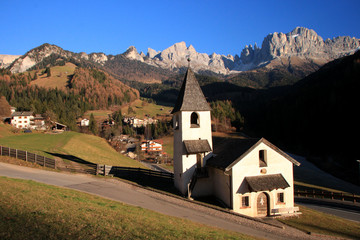 Fototapeta na wymiar Dolomiti: Catinaccio e Torri del Vajolet in val di Tires, Bolzano
