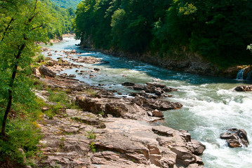 Красивая горная река на фоне гор. Р?